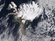 Satellitenbilder: Vulkan und Aschewolke von oben