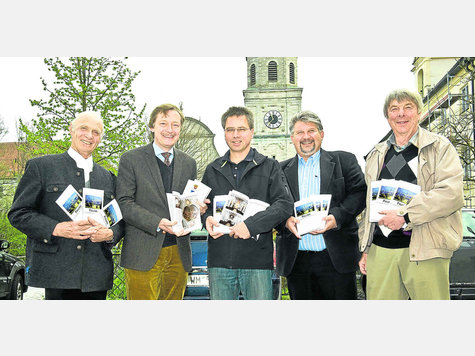 Werbung für den neuen Polling-Führer (von links): Altbürgermeister Dominikus Weiß, Michael Jarnach, Anton Schöttl, Bürgermeister Helmut Böhm und Wilfried Mroß. foto: gronau Werbung für den neuen Polling-Führer (von links): Altbürgermeister Dominikus Weiß, Michael Jarnach, Anton Schöttl, Bürgermeister Helmut Böhm und Wilfried Mroß. foto: gronau