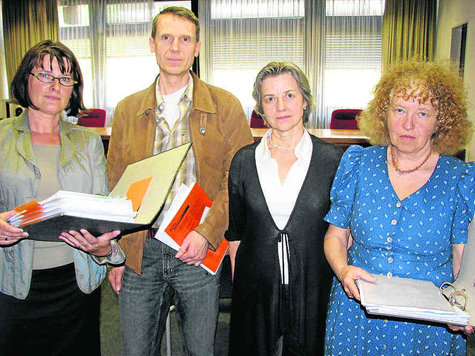 Rechtsanw&auml;ltin Angela Renner (l.) mit ihren Mandanten: (v.l.) der neue Betriebsratsvorsitzende Hans Riesinger und die Musiklehrerinnen Jadwiga Nowaczek-Ogrodnik und Elfriede Buchberger. Foto: agm