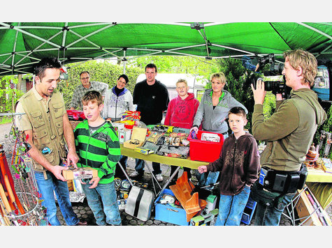 Trödeltrupp-Experte Mauro Corradino (l.) war am Sonntag zu Gast bei Familie Hosbach in Appercha. Bei einem Hausflohmarkt kamen lauter Schätze aus dem Keller der Hosbachs unter den Hammer. Mit dabei waren (hinten., v. l.): Werner Hosbach, Simone Jennicke, Markus Hosbach, Maxi, Sabrina Hosbach sowie (vorn, v. l.) Sebastian und Flo. foto: birgit gleixner Trödeltrupp-Experte Mauro Corradino (l.) war am Sonntag zu Gast bei Familie Hosbach in Appercha. Bei einem Hausflohmarkt kamen lauter Schätze aus dem Keller der Hosbachs unter den Hammer. Mit dabei waren (hinten., v. l.): Werner Hosbach, Simone Jennicke, Markus Hosbach, Maxi, Sabrina Hosbach sowie (vorn, v. l.) Sebastian und Flo. foto: birgit gleixner