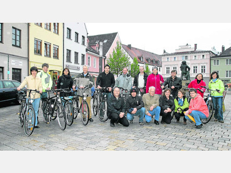 Gruppenbild mit Fahrr&auml;dern: Auf dem Kirchplatz trafen sich 23 Kapit&auml;ne des Stadtradelns. Foto: gie