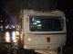 Wohnwagen steht in hellen Flammen