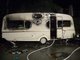 Wohnwagen steht in hellen Flammen