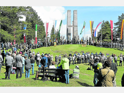 Andächtige Atmosphäre: Bei der Messe gedenken  rund 500 Besucher den gefallenen Gebirgsjägern am Hohen Brendten. Bis  aus Slowenien sind dazu Abordnungen nach Mittenwald gekommen. foto:  sehr