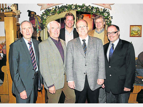 Das neue alte Team: Vorne von links: Hans-Georg Geist, Erich St&ouml;ppel, Arthur Wilm, Hans Dietz. Hinten von links: Christoph Balk, Reinhard Schmieder. Foto: rh