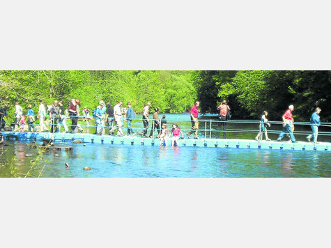 Solch ein Steg aus schwimmenden Kunststoff-Elementen soll zur Insel W&ouml;rth gelegt werden. Foto: Duwe und Partner Gmbh
