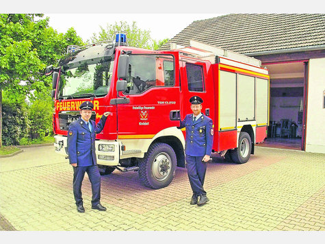 Das neue Prunkstück der Kirchdorfer Feuerwehr steht seit voriger Woche in der Garage des Feuerwehrhauses. Der Vorsitzende des FFW-Vereins, Andreas Steinberger (l.) und sein Stellvertreter, Karl Denk, manöverierten den Koloss vor das Garagentor, um es dem Fotografen zu präsentieren. Wohl erst in rund zwei Monaten kann es zum Einsatz kommen, wenn die Kameraden sich mit dem Auto vertraut gemacht haben. Foto: Mettig Das neue Prunkstück der Kirchdorfer Feuerwehr steht seit voriger Woche in der Garage des Feuerwehrhauses. Der Vorsitzende des FFW-Vereins, Andreas Steinberger (l.) und sein Stellvertreter, Karl Denk, manöverierten den Koloss vor das Garagentor, um es dem Fotografen zu präsentieren. Wohl erst in rund zwei Monaten kann es zum Einsatz kommen, wenn die Kameraden sich mit dem Auto vertraut gemacht haben. Foto: Mettig