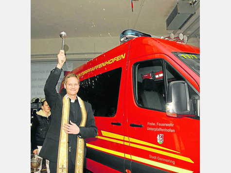 Pfarrer Andreas Jaster segnete das neue Mehrzweckfahrzeug. foto: greif Pfarrer Andreas Jaster segnete das neue Mehrzweckfahrzeug. foto: greif