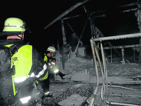 Nur noch Asche: Kirchheimer Feuerwehrm&auml;nner an der Einsatzstelle in der Kleingarteanlage. Foto: Kirchheimer Feuerwehr
