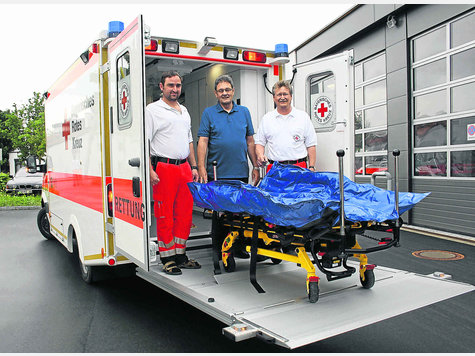 Rettungswagen XXL: Das neue Spezialfahrzeug des Erdinger Roten Kreuzes pr&auml;sentieren (v. l.): Rupert Mangstl, Hans Maisch und Norman Contos. Foto: ham
