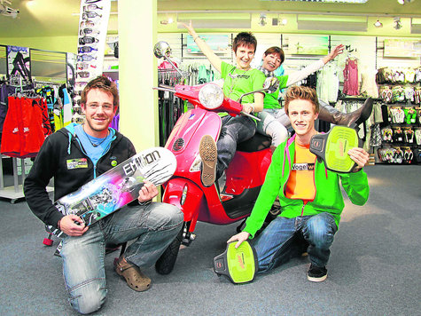 Luftgitarre auf dem Schlagzeug: Verkaufsleiter J&ouml;rg Pietschmann (li.) mit seinem Team Julia Gomig, Karin Schlott und Andi Jawgrafow. Foto: sh