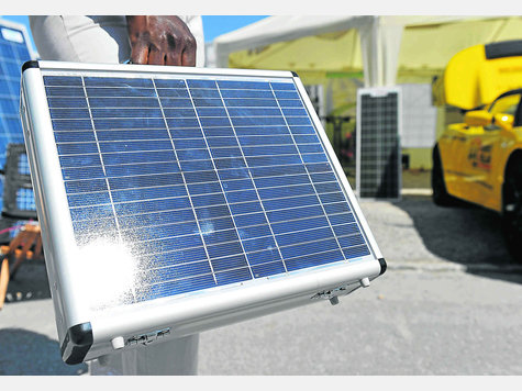 Modernste Technik auf der &bdquo;Intersolar&ldquo;: Dieser Koffer speichert Energie, Elektro-Ger&auml;te k&ouml;nnen angeschlossen werden. dpa