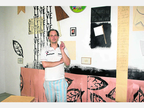 Raumgreifende Kritik: Konzeptionskünstler Jirka Pfahl analysiert in seiner Kunst Gesellschaft und Geschichte und blickt von außen auf die Dachauer NS-Vergangenheit. Foto: Sch Raumgreifende Kritik: Konzeptionskünstler Jirka Pfahl analysiert in seiner Kunst Gesellschaft und Geschichte und blickt von außen auf die Dachauer NS-Vergangenheit. Foto: Sch
