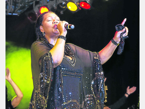 Stimmgewaltiger Auftritt: Die jamaikanische S&auml;ngerin Liz Mitchell von Boney M. foto: rabe