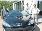 Autoschau Freising: Gewinner Jochen Rupp bekommt Cabrio von Peugeot