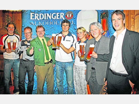 Auf einen erfolgreichen Stadttriathlon stie&szlig;en an (v. l.): Andreas Raelert, Karsten Seliger (Organisationsteam Trisport Erding), Bodo Urban (Polizeiinspektion Erding), die Vorjahressieger Michael G&ouml;hner und Meike Krebs, Trisport-Chef Winfried Kretschmer und Wolfgang Kuffner, Marketingleiter des Erdinger Wei&szlig;br&auml;u. foto: oldach