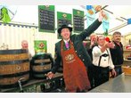 Mit die Schlägen das erste Fass beim Schongauer Volksfest angezapft