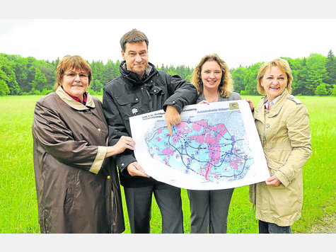 An dieser Stelle würde der Südring die Natur durchschneiden. Neurieds Bürgermeisterin Ilse Weiß, Umweltminister Markus Söder, Landtagsabgeordnete Kerstin Schreyer-Stäblein und Forsthauswirtin Johanna Barsy (v.l.) sind dagegen. Foto: Jürgen Sauer An dieser Stelle würde der Südring die Natur durchschneiden. Neurieds Bürgermeisterin Ilse Weiß, Umweltminister Markus Söder, Landtagsabgeordnete Kerstin Schreyer-Stäblein und Forsthauswirtin Johanna Barsy (v.l.) sind dagegen. Foto: Jürgen Sauer