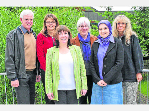 Freuen sich über den Preis (von links): Hans-Georg Frühschütz (Erziehungsberatung), Gabi Hoffmann (Schulsozialarbeit), Ute Frohwein-Sendl (Jugendsozialarbeit), Regina Beier (früher AWO-Kindergarten), Nermina Idriz (islamische Gemeinde), Ursula Karnbaum (Prandl-Grundschule), die mit anderen die Arbeitsgruppe Integration bilden. Foto: wos Freuen sich über den Preis (von links): Hans-Georg Frühschütz (Erziehungsberatung), Gabi Hoffmann (Schulsozialarbeit), Ute Frohwein-Sendl (Jugendsozialarbeit), Regina Beier (früher AWO-Kindergarten), Nermina Idriz (islamische Gemeinde), Ursula Karnbaum (Prandl-Grundschule), die mit anderen die Arbeitsgruppe Integration bilden. Foto: wos