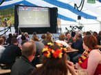 WM-Spiel Deutschland - England: Public Viewing im Festzelt auf dem Volksfest Schongau