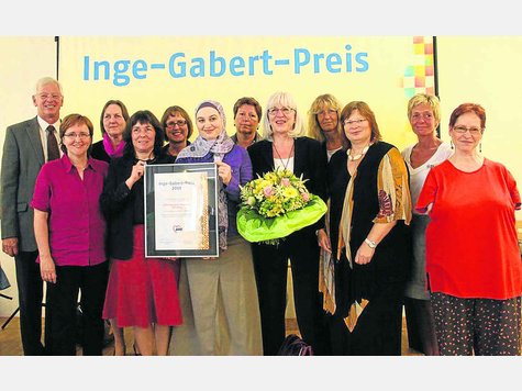 Den Inge-Gabert-Preis des AWO-Bezirksverbands nahm die Penzberger Arbeitsgruppe Integration am Freitagabend entgegen. Der Preis wird alle zwei Jahre verliehen. Foto: fn Den Inge-Gabert-Preis des AWO-Bezirksverbands nahm die Penzberger Arbeitsgruppe Integration am Freitagabend entgegen. Der Preis wird alle zwei Jahre verliehen. Foto: fn