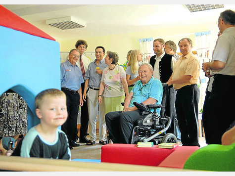 Die ersten Kinder sind schon da: Zudem gab es prominenten Besuch beim ersten Rundgang durch die neue Kinderkrippe in Hausham: Stellvertretender Landrat Arnfried Färber(h.l.), Bürgermeister Hugo Schreiber (r.), Pfarrer Michael Mannhardt (2.v.r.) und Kreis-Behindertenbeauftragter Anton Grafwallner. Die ersten Kinder sind schon da: Zudem gab es prominenten Besuch beim ersten Rundgang durch die neue Kinderkrippe in Hausham: Stellvertretender Landrat Arnfried Färber(h.l.), Bürgermeister Hugo Schreiber (r.), Pfarrer Michael Mannhardt (2.v.r.) und Kreis-Behindertenbeauftragter Anton Grafwallner.