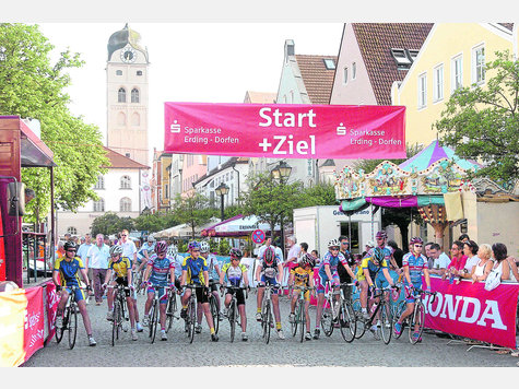 Den Radsportlern, hier die U 15-Sch&uuml;ler, geh&ouml;rte gestern Abend die Lange Zeile. Erst nach 21 Uhr bev&ouml;lkerten die Festbesucher die Flaniermeile. foto: Kressierer