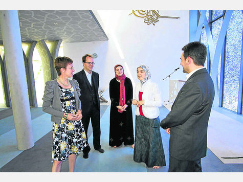Politische Unterstützung sicherte SPD-Fraktionschef Rinderspacher (2.v.li..) gestern Imam Idriz (re.) zu; im Bild mit Vizedirektorin Gönül Yerli (2.v.re.) und Nermina Idriz. Foto: wos Politische Unterstützung sicherte SPD-Fraktionschef Rinderspacher (2.v.li..) gestern Imam Idriz (re.) zu; im Bild mit Vizedirektorin Gönül Yerli (2.v.re.) und Nermina Idriz. Foto: wos