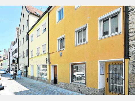 In dem dunkelgelben Haus in der historischen Hofstraße richtet der Weilheimer Alpenverein seine Zentrale ein.gro In dem dunkelgelben Haus in der historischen Hofstraße richtet der Weilheimer Alpenverein seine Zentrale ein.gro