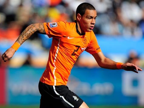Gregory van der Wiel spielt am Sonntag gegen Spanien. Gregory van der Wiel spielt am Sonntag gegen Spanien.