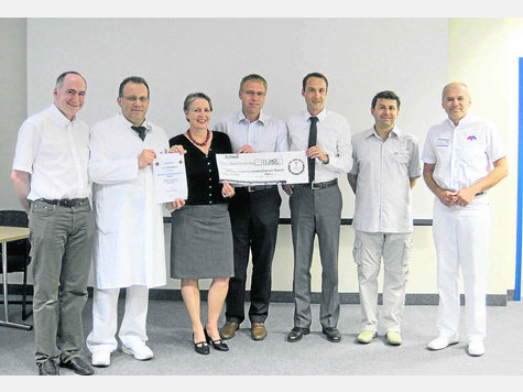 Wollen anderen helfen (v.l.): Dr. Walter Endres (AKB), Dr. Maximilian Rist (Lions Club), Verena Spitzer (AKB), Jürgen Schmidt (TSV 1865), Ralf Nichau (Ergo Victoria) Josef Szintai und Dr. Mathias Uhl. Foto: cb Wollen anderen helfen (v.l.): Dr. Walter Endres (AKB), Dr. Maximilian Rist (Lions Club), Verena Spitzer (AKB), Jürgen Schmidt (TSV 1865), Ralf Nichau (Ergo Victoria) Josef Szintai und Dr. Mathias Uhl. Foto: cb
