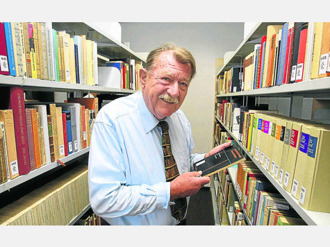 Die „Bibliothek der verbrannten Bücher“ ist nun in der Universität Augsburg erstmals der Öffentlichkeit zugänglich; der Lochhamer Sammler Georg P. Salzmann sieht sein Lebenswerk vollendet und ist glücklich darüber. Foto: dpa Die „Bibliothek der verbrannten Bücher“ ist nun in der Universität Augsburg erstmals der Öffentlichkeit zugänglich; der Lochhamer Sammler Georg P. Salzmann sieht sein Lebenswerk vollendet und ist glücklich darüber. Foto: dpa