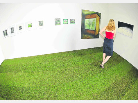 Kunst im Grünen: Die Klasse von Karin Kneffel zeigt ihre Gemälde in einem Raum mit Rollrasen. Foto: Felix Hörhager/ dpa Kunst im Grünen: Die Klasse von Karin Kneffel zeigt ihre Gemälde in einem Raum mit Rollrasen. Foto: Felix Hörhager/ dpa