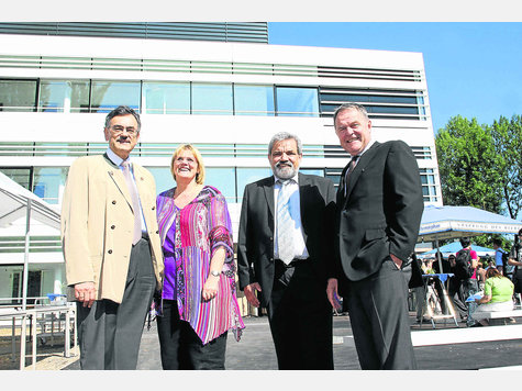 Vor dem Neubau: (v.l.) TUM-Präsident Wolfgang Herrmann, Garchings Bürgermeisterin Hannelore Gabor, Professor Gerhard Abstreiter und Minister Wolfgang Heubisch. Foto: mic Vor dem Neubau: (v.l.) TUM-Präsident Wolfgang Herrmann, Garchings Bürgermeisterin Hannelore Gabor, Professor Gerhard Abstreiter und Minister Wolfgang Heubisch. Foto: mic