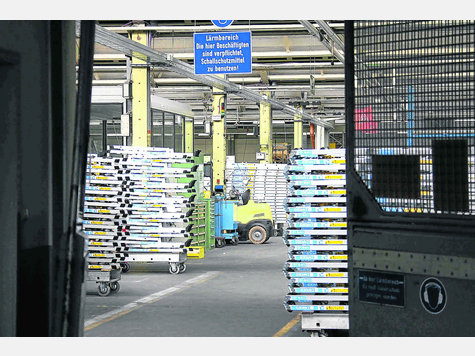 Wenn während des Betriebsurlaubs im August die Hallen des Peitinger Zarges-Werks leer sind, könnte die Geschäftsführung klammheimlich die Verlagerung der Produktion nach Ungarn beginnen: Das befürchtet der Betriebsrat. foto: herold Wenn während des Betriebsurlaubs im August die Hallen des Peitinger Zarges-Werks leer sind, könnte die Geschäftsführung klammheimlich die Verlagerung der Produktion nach Ungarn beginnen: Das befürchtet der Betriebsrat. foto: herold