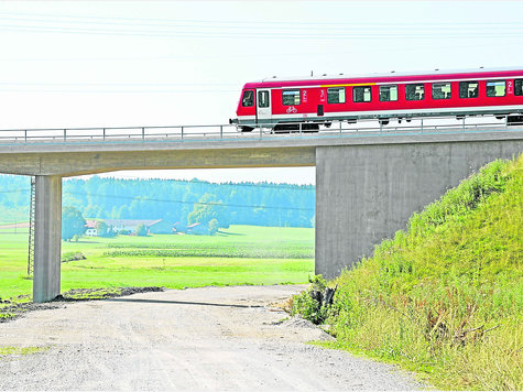 Die Ebersberger Südumfahrung im Laufinger Moos. Von der Fertigstellung ist die Straße noch ein gutes Stück entfernt. sro Die Ebersberger Südumfahrung im Laufinger Moos. Von der Fertigstellung ist die Straße noch ein gutes Stück entfernt. sro