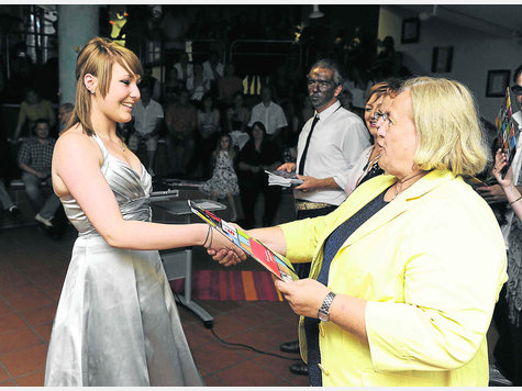 Als Ehrengast überreicht hier Sauerlachs Bürgermeisterin Barbara Bogner (r.) das Zeugnis an Veronika Schmid. Foto: big Als Ehrengast überreicht hier Sauerlachs Bürgermeisterin Barbara Bogner (r.) das Zeugnis an Veronika Schmid. Foto: big