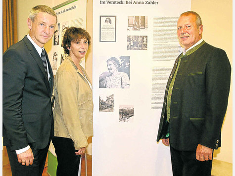Interessierte Besucher der Vernissage: (v. l.) Bürgermeister und Redner Thomas Schmid, Schauspielerin Conny Glogger und Josef Zahler, der Enkel von Anna Zahler. Foto: Kaiser Interessierte Besucher der Vernissage: (v. l.) Bürgermeister und Redner Thomas Schmid, Schauspielerin Conny Glogger und Josef Zahler, der Enkel von Anna Zahler. Foto: Kaiser