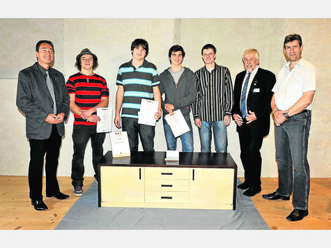 Gruppenbild mit Siegerstück (von links): Stefan Zirngibl, Martin Andreas, Sebastian Bäßler, Lukas Winterer, Stefan Baarfüßer, Eugen Winter und Roland Winkler vo der Firma „Remmers“, die die Geldpreise für die Sieger des Wettbewerbes und den Innungssieger gestiftet hatte. foto: Gronau Gruppenbild mit Siegerstück (von links): Stefan Zirngibl, Martin Andreas, Sebastian Bäßler, Lukas Winterer, Stefan Baarfüßer, Eugen Winter und Roland Winkler vo der Firma „Remmers“, die die Geldpreise für die Sieger des Wettbewerbes und den Innungssieger gestiftet hatte. foto: Gronau