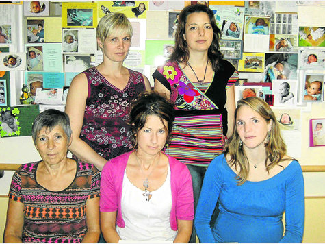 Sind wütend: Die Hebammen Marita Stauss, Kristina Berthold und Claudia Cox-Waßmann (unten, v.li.) sowie Claudia Hindenberg und Pia Groitl (oben, v.li.). foto: Singer Sind wütend: Die Hebammen Marita Stauss, Kristina Berthold und Claudia Cox-Waßmann (unten, v.li.) sowie Claudia Hindenberg und Pia Groitl (oben, v.li.). foto: Singer