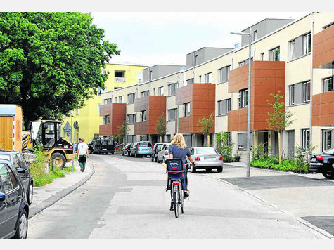 Heiß umkämpft: Die alten Häuser an der Bad-Schachener-Straße (links) will die GWG abreißen und durch Neubauten ersetzen, wie sie bereits an der Krumbadstraße stehen (rechts). Die Bewohner laufen dagegen Sturm. Fotos: Klaus haag Heiß umkämpft: Die alten Häuser an der Bad-Schachener-Straße (links) will die GWG abreißen und durch Neubauten ersetzen, wie sie bereits an der Krumbadstraße stehen (rechts). Die Bewohner laufen dagegen Sturm. Fotos: Klaus haag