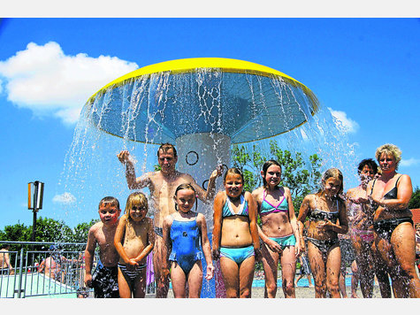 Frischer Sommerregen vom Wasserpilz: Der Wasserspender wird an heißen Tagen gerne genutzt. Fotos: archiv Frischer Sommerregen vom Wasserpilz: Der Wasserspender wird an heißen Tagen gerne genutzt. Fotos: archiv
