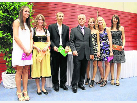 Die besten Absolventen wurden von Rektor Frank Höhne (M.) besonders geehrt. Dies sind (v. l.) Carolin Fiedler (1,54), Jolanda Rott (1,54), Christian Bernhard (1,45), Maria Hodok (1,27), Simone Sedlmaier (1,25) und Theresa Lechner. Foto: Lang Die besten Absolventen wurden von Rektor Frank Höhne (M.) besonders geehrt. Dies sind (v. l.) Carolin Fiedler (1,54), Jolanda Rott (1,54), Christian Bernhard (1,45), Maria Hodok (1,27), Simone Sedlmaier (1,25) und Theresa Lechner. Foto: Lang