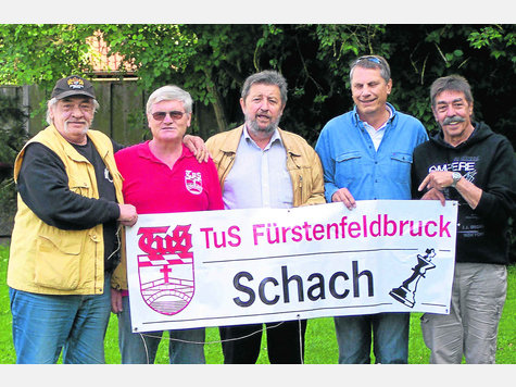 „Alter“ neuer Vorstand (v.l.): Bernd Jensch (Gerätewart), Helmut Becker, Peter Kreutner, Dieter Ducque und Edgar Kerseböhmer. Nicht auf dem Foto: Spielleiter Heinz Kozlowski. foto: tb „Alter“ neuer Vorstand (v.l.): Bernd Jensch (Gerätewart), Helmut Becker, Peter Kreutner, Dieter Ducque und Edgar Kerseböhmer. Nicht auf dem Foto: Spielleiter Heinz Kozlowski. foto: tb