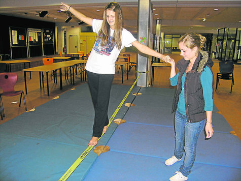Gleichtgewicht halten: Beim Sporttag versucht sich Lina Peters im Slackline. Freundin Jennifer Helbig hilft ihr. foto: har Gleichtgewicht halten: Beim Sporttag versucht sich Lina Peters im Slackline. Freundin Jennifer Helbig hilft ihr. foto: har