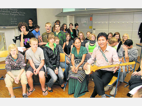 Brachten den Gymnasiasten Land und Leute näher: Tsering Dolkar und Phuntsok Tenphel aus Nepal. Foto: sh Brachten den Gymnasiasten Land und Leute näher: Tsering Dolkar und Phuntsok Tenphel aus Nepal. Foto: sh