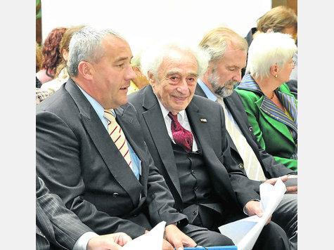 Doppelten Grund zu Freude hatte gestern Max Mannheimer (r.), hier mit Kultusminister Ludwig Spaenle. Foto: mh Doppelten Grund zu Freude hatte gestern Max Mannheimer (r.), hier mit Kultusminister Ludwig Spaenle. Foto: mh