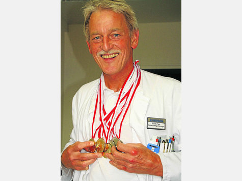 Sieben Medaillen in fünf Tagen: Dr. Michael Platz, Chefarzt am Krankenhaus Schongau, hat bei den Sportweltspielen der Medizin und Gesundheit im kroatischen Porec drei Gold- und vier Silbermedaillen gewonnen. Sieben Medaillen in fünf Tagen: Dr. Michael Platz, Chefarzt am Krankenhaus Schongau, hat bei den Sportweltspielen der Medizin und Gesundheit im kroatischen Porec drei Gold- und vier Silbermedaillen gewonnen.