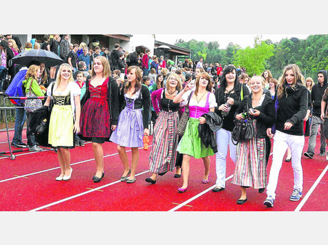 Im flotten Dirndl drehten die Schülerinnen der neunten Klassen der Realschule beim UNICEF-Lauf ihre Runden. Foto: herold Im flotten Dirndl drehten die Schülerinnen der neunten Klassen der Realschule beim UNICEF-Lauf ihre Runden. Foto: herold