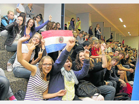 Public Viewing am Schulzentrum: Begeisterte Fans bejubeln die Fußballmannschaften der Mini-WM. Foto: sh Public Viewing am Schulzentrum: Begeisterte Fans bejubeln die Fußballmannschaften der Mini-WM. Foto: sh